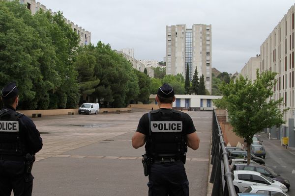 A priori, ces deux hommes en uniformes sont policiers... on ne va peut-être pas leur proposer de stupéfiants (photo d'illustration)