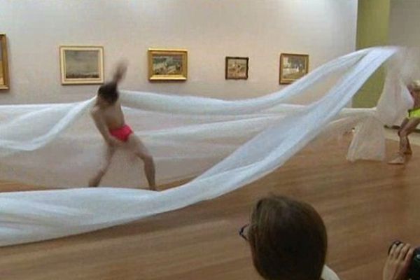 Performance impressionniste des danseurs du Centre Chorégraphique National de Basse-Normandie au Musée des Beaux Arts de Caen.