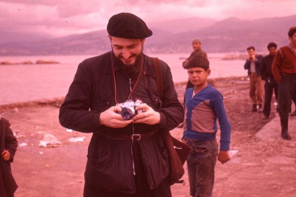 L'abbé Pierre lors d'un voyage au Liban en 1968.