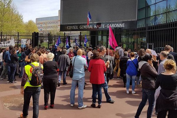 Lors de la manifestation devant les locaux du département