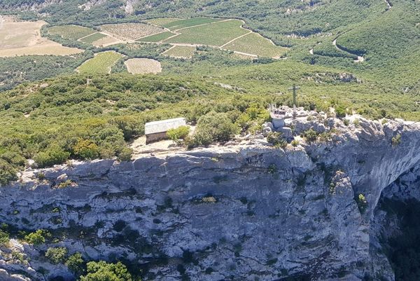 La croix du Pic Saint-Loup, vue d'hélicoptère.