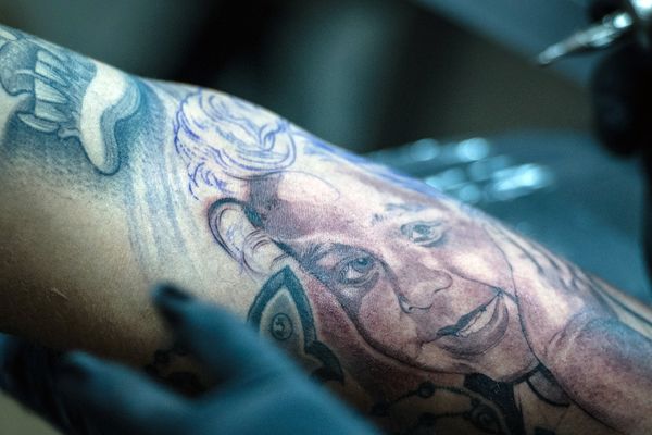 les 1er et 2 juillet 2017, cent-cinquante des meilleurs tatoueurs mondiaux viendront jouer du dermographe dans le Cantal, à l'occasion du 5ème Festival International du Tatouage de Chaudes-Aigues.