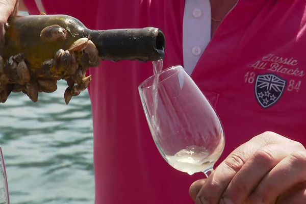 Cette bouteille de Chignin-Bergeron a passé quatre ans dans les profondeurs du Léman.