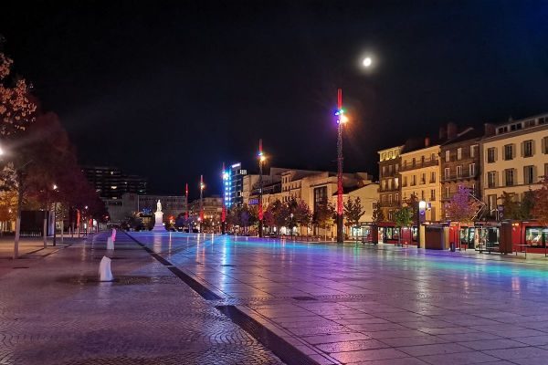 A Clermont-Ferrand, le couvre-feu lié au COVID 19 a laissé la place de Jaude déserte ce samedi 24 octobre, après 21 heures.