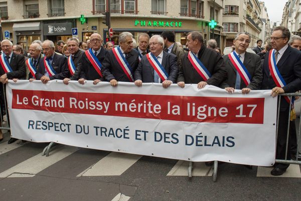 Une manifestation en octobre 2017 d’élus du Val d’Oise, de Seine-et-Marne et de Seine-Saint-Denis a l'appel de l’Association des collectivités du Grand Roissy (ACGR) pour la défense de la ligne 17 du Grand Paris Express.