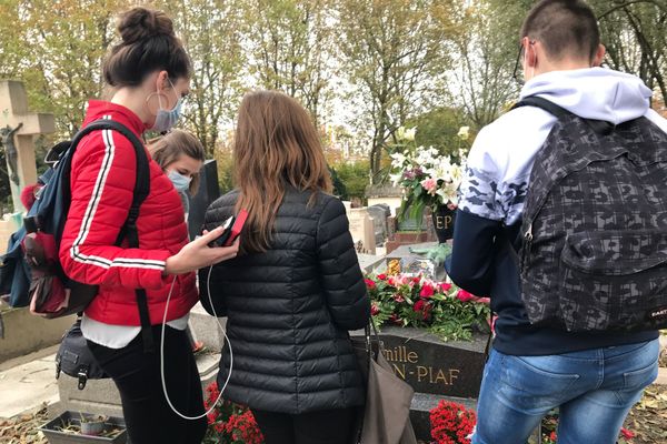 De gauche à droite, Emeline, Margot, Ana et Tiago, venus au Père Lachaise pour voir la tombe d'Edith Piaf et du peintre Géricault.