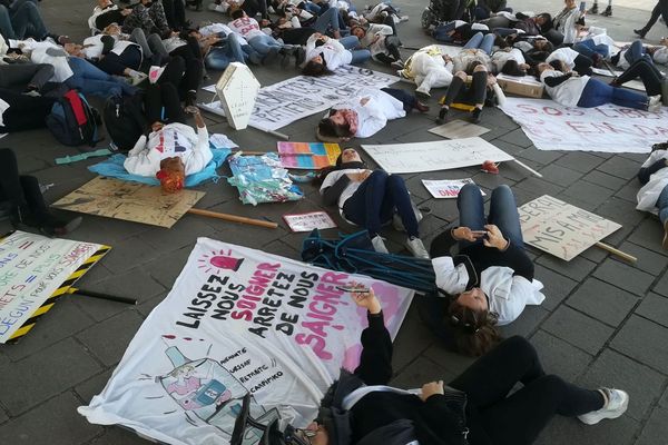 03/02/2020. "Laissez-nous soigner, arrêtez de nous saigner", le happening des blouses blanches à Marseille contre le projet de réforme des retraites. 