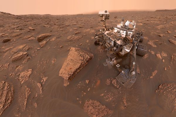 Le Rover Curiosity de la NASA explore la planète Mars depuis près de 12 ans. Ici sur le Mont Sharp, une montagne haute de 5 km.