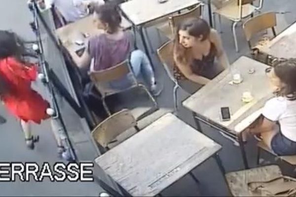 Une jeune femme frappée au visage à Paris, le 24 juillet 2018.