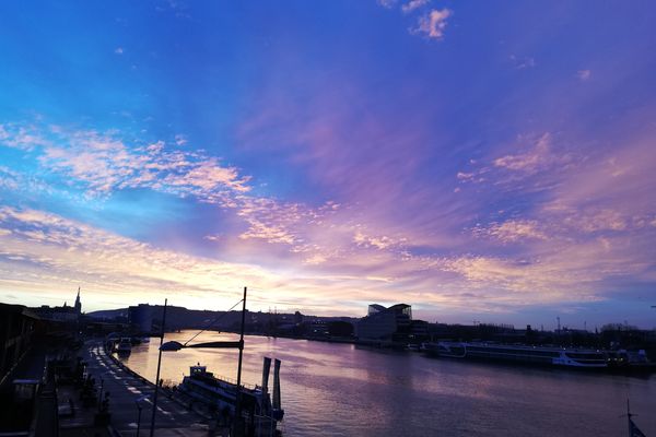 A Rouen, quand la Seine reflète toute la palette des couleurs d'un lever de soleil...