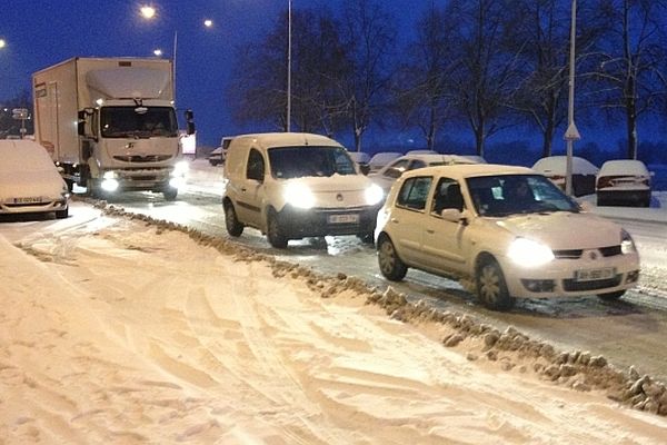 La circulation est très perturbée en Bourgogne, c'est le cas notamment à Mâcon, en Saône-et-Loire.