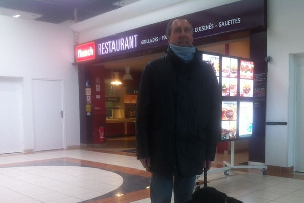 Sylvain Syllebranque et son chien Vox devant le Flunch de Le Quesnoy, ce dimanche.