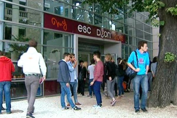 Etudiants devant l'Ecole de commerce àc Dijon