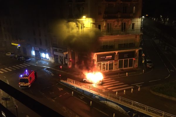 Le feu a pris en quelques minutes. Les occupants ont pris "tranquillement" la fuite