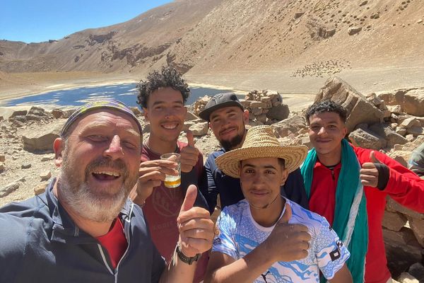 A près de 3 000 m d'altitude, le lac Tamda. A sa grande surprise, Gaetan Bohler y croise 4 marocains en mode bivouac qui lui offrent le thé. Des rencontres et des sourires. Voilà ce qui le fait avancer