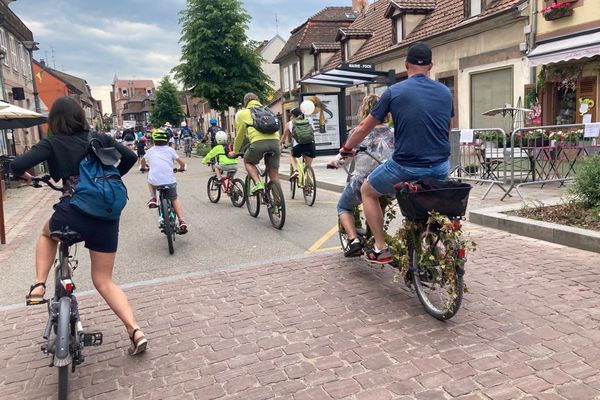 La foule à deux roues dans les 11 communes traversées par le slow up d'Alsace ce 4 juin 2023.