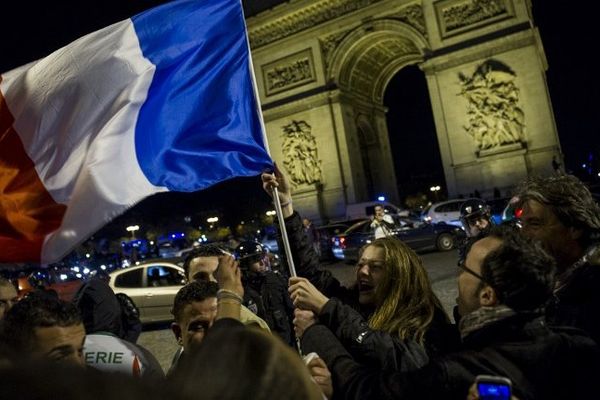 Les supporters des bleus sur les Champs Élysées hier soir après que la France a battu l'Ukraine 3-0 et se qualifie pour le mondial en même temps que l'Algérie