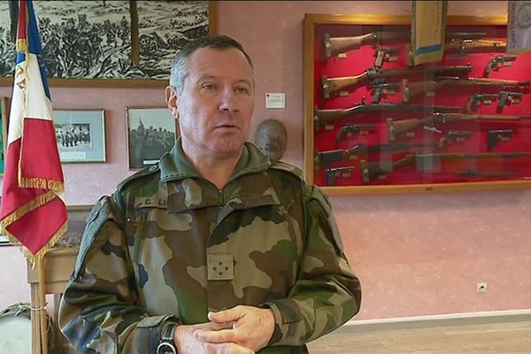 Le Commandant Gilles Lillo, gouverneur zone Nord-Est de l'Armée de Terre est venu visiter le 35ème Régiment d'Infanterie de Belfort.