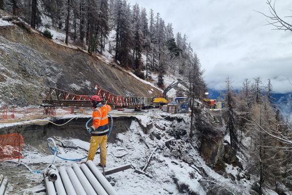 Construction d'un pont militaire à Risoul dans les Hautes-Alpes le mercredi 13 décembre 2023