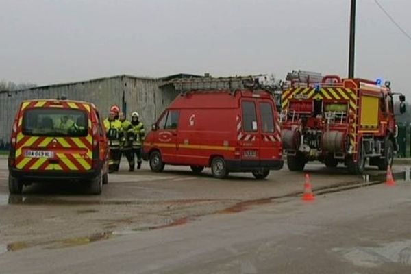 Après plusieurs heures de travail, les pompiers de l'Yonne ont maîtrisé l'incendie de la blanchisserie de Brienon-sur-Armançon, jeudi 22 janvier 2015.