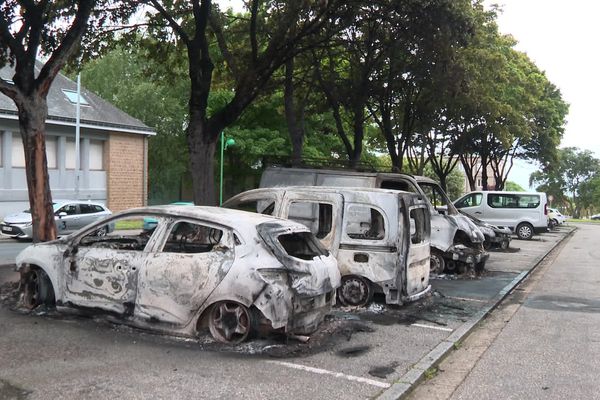 Une quainzaine de voitures a été incendiée dans la nuit de samedi 15 à dimanche 16 juin 2024, à Cherbourg (Manche).