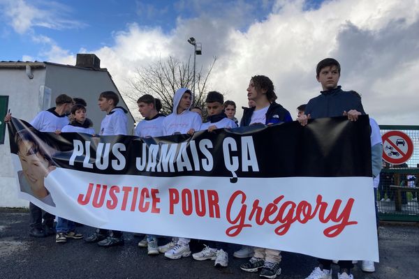 les amis de Grégroy en tête de cortège de la marche blanche organisée dimanche 5 novembre 2023 à Vieillevigne au sud de Nantes.