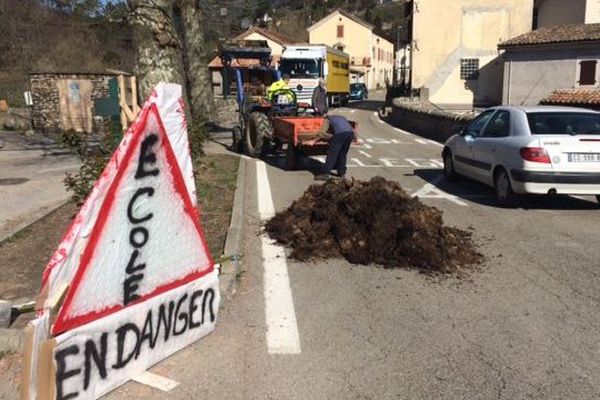 Du fumier pour réclamer des heures de cours au collège du Collet-de-Dèze