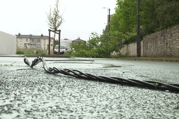 Câble d'alimentation électrique au sol.