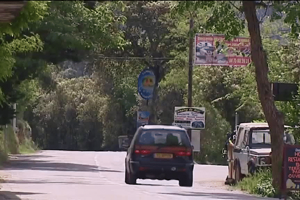 Une charte est en cours d'élaboration. Elle servira de base de gestion des panneaux publicitaires dans les villages environnants.