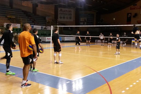 Les joueurs du Stade Poitevin VB à l'entraînement dans la salle Lawson-Body avant le match contre Paris.