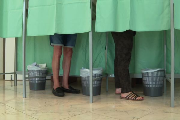 ILLUSTRATION - Des isoloirs dans un bureau de vote de Bastia, ce dimanche 27 juin, lors du deuxième tour des élections territoriales. 