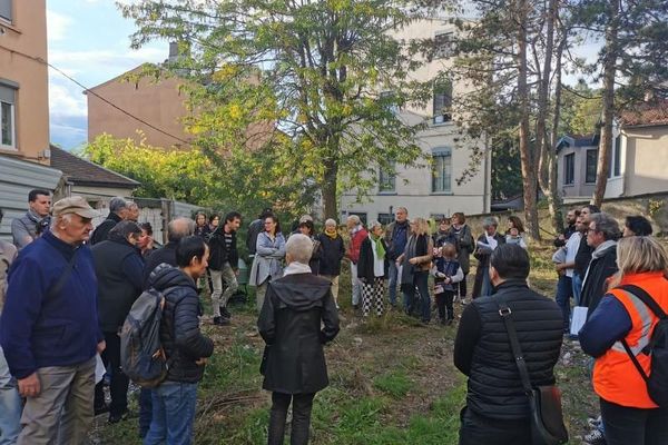 La disparition des arbres à hautes tiges inquiète les riverains. Pour eux c'est un ilots de fraicheur qui s'en va.