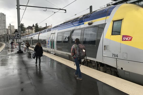 Un TER de la Région Bourgogne-Franche-Comté en gare de Dijon