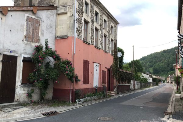 La rue principale du village d'Osne-le-Val en Haute-Marne. 