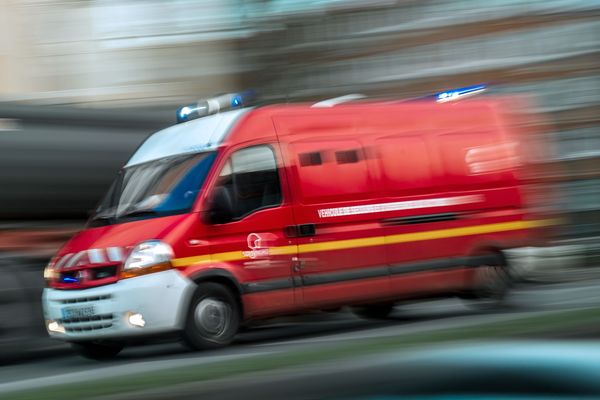 L'hélicoptère des secours en montagne était cloué au sol en raison du mauvais temps. Les victimes ont été transportées à l'hôpital d'Albertville par les pompiers.