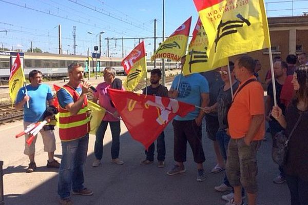 Narbonne (Aude) - les syndicalistes de la CGT sur le quai de la gare - 6 juin 2016.