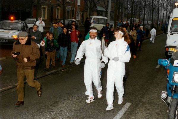 Christelle Hiver portant la flamme en 1991, à Amiens, avec son grand-père prenant des photos pour immortaliser le moment.