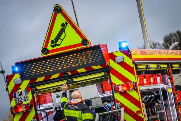 Illustration. Des sapeurs-pompiers intervenant sur un accident de la circulation.