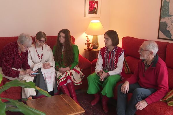 Claudine et Hubert Sylvestre accueillent Sofia, Karyna et Roman chez dans les Vosges pendant quinze jours. Ces jeunes artistes ukrainiens vont donner quatre représentations en Lorraine.