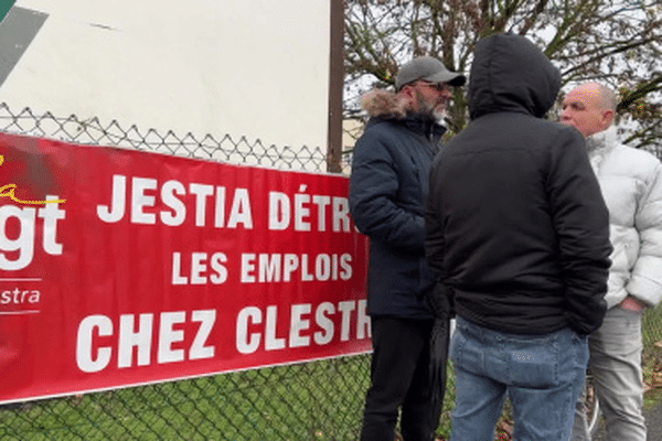 Une soixantaine d'ex-salariés Clestra ont manifesté devant les locaux d'une filiale du groupe Jestia, repreneur de Clestra en 2022.