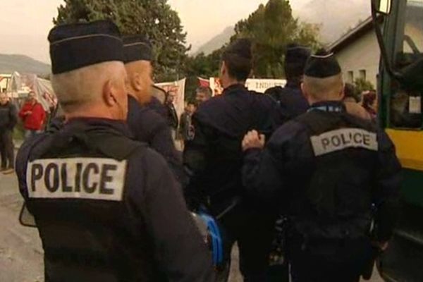 26 octobre 2012. Les services de police arrivent sur le site de Camiva à Saint-Alban-Leysse. 