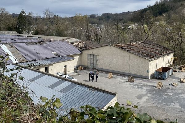 2 000 m² d'entrepôt sont partis en fumée.