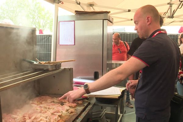 Les inspecteurs du service de l'Etat de la DGCCRF (concurrence, consommation et répression des fraudes) des services vétérinaires sont chaque jour en mission sur les quais de l'Armada de Rouen