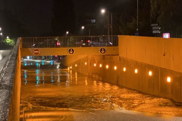 Un axe inondé, impraticable, au centre-ville de Reims.