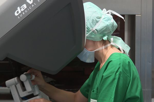 Depuis trois ans, le CHU de Clermont-Ferrand utilise la chirurgie assistée par robot pour traiter le cancer de la prostate.