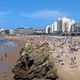 La grande plage de Biarritz fait partie des plages surveillées dans le département des Pyrénées-Atlantiques, sur la côte basque.