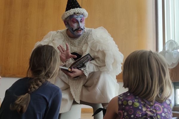 Zanni la Lune est un des trois artistes à être venu faire une lecture de contes.