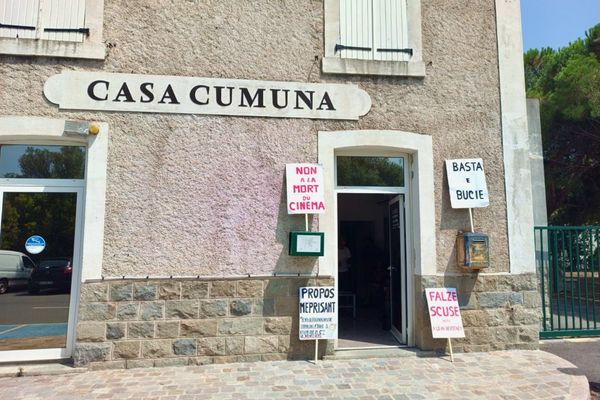 Ce lundi, un rassemblement se tenait devant la mairie de Travu.