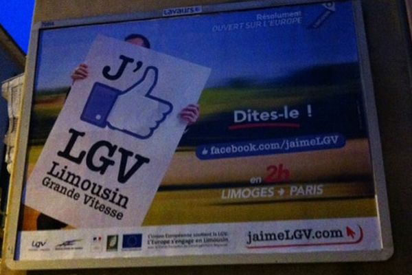 Une affiche incitant les Limousins à "aimer" la LGV Limoges-Poitiers sur Facebook est actuellement diffusée notamment à Limoges