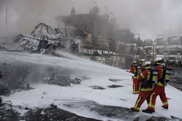 Les pompiers hier matin, après avoir maîtrisés l'incendie, noient l'ensemble du site pour prévenir tout risque de reprise